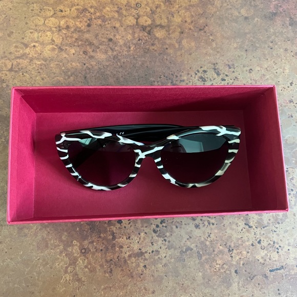 SOLD VALENTINO sunglasses! - Picture 2 of 4